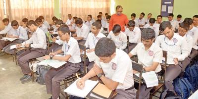 রেইনকোট গল্পের ৪টি অনুধাবনমূলক প্রশ্নোত্তর, ৯ম পর্ব, এইচএসসি বাংলা ১ম পত্র